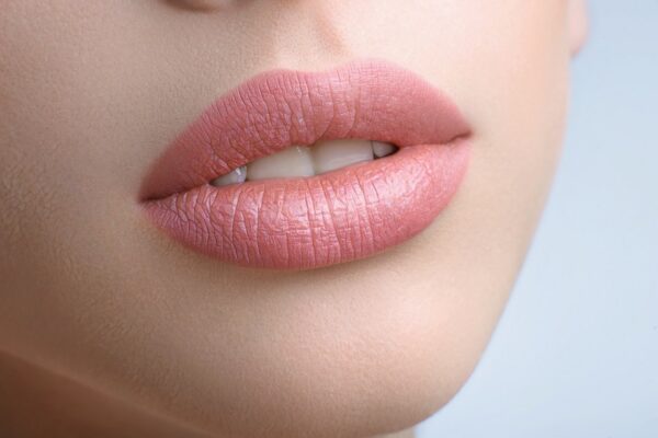 1656403553_71-mykaleidoscope-ru-p-gubi-bez-pomadi-pukhlie-devushka-krasivo-f-77