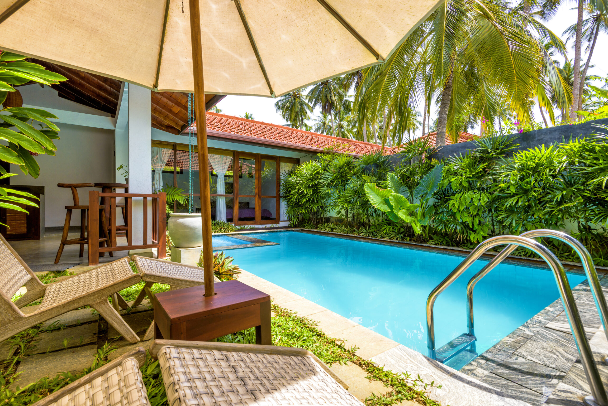 Pool,And,Garden,In,House,Backyard,,Tropical,Bungalow,With,Nice